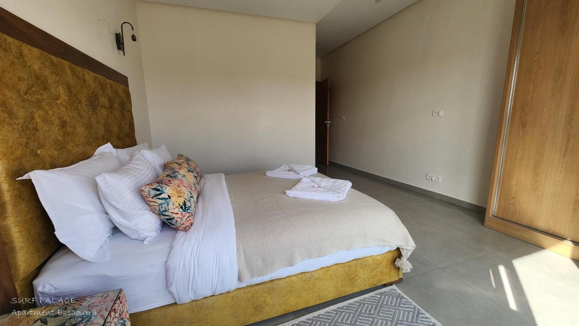 Surf Palace Beachfront Apartment Szavíra Kültér fotó